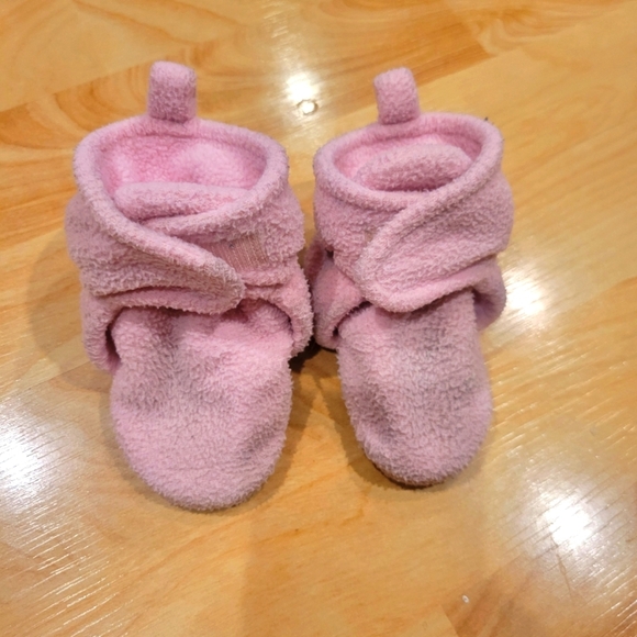 Luvable Friends Pink Fleece Baby Booties Size 6-12 Months - Picture 3 of 9